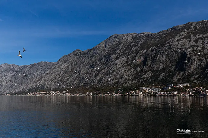 Eine luxuriöse dreistöckige Villa in erster Meereslinie in Kotor